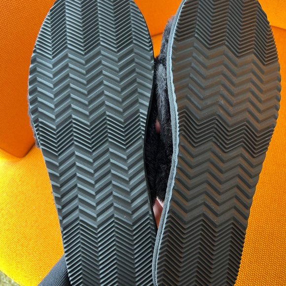 Sorel fuzzy black slippers - Picture 3 of 3